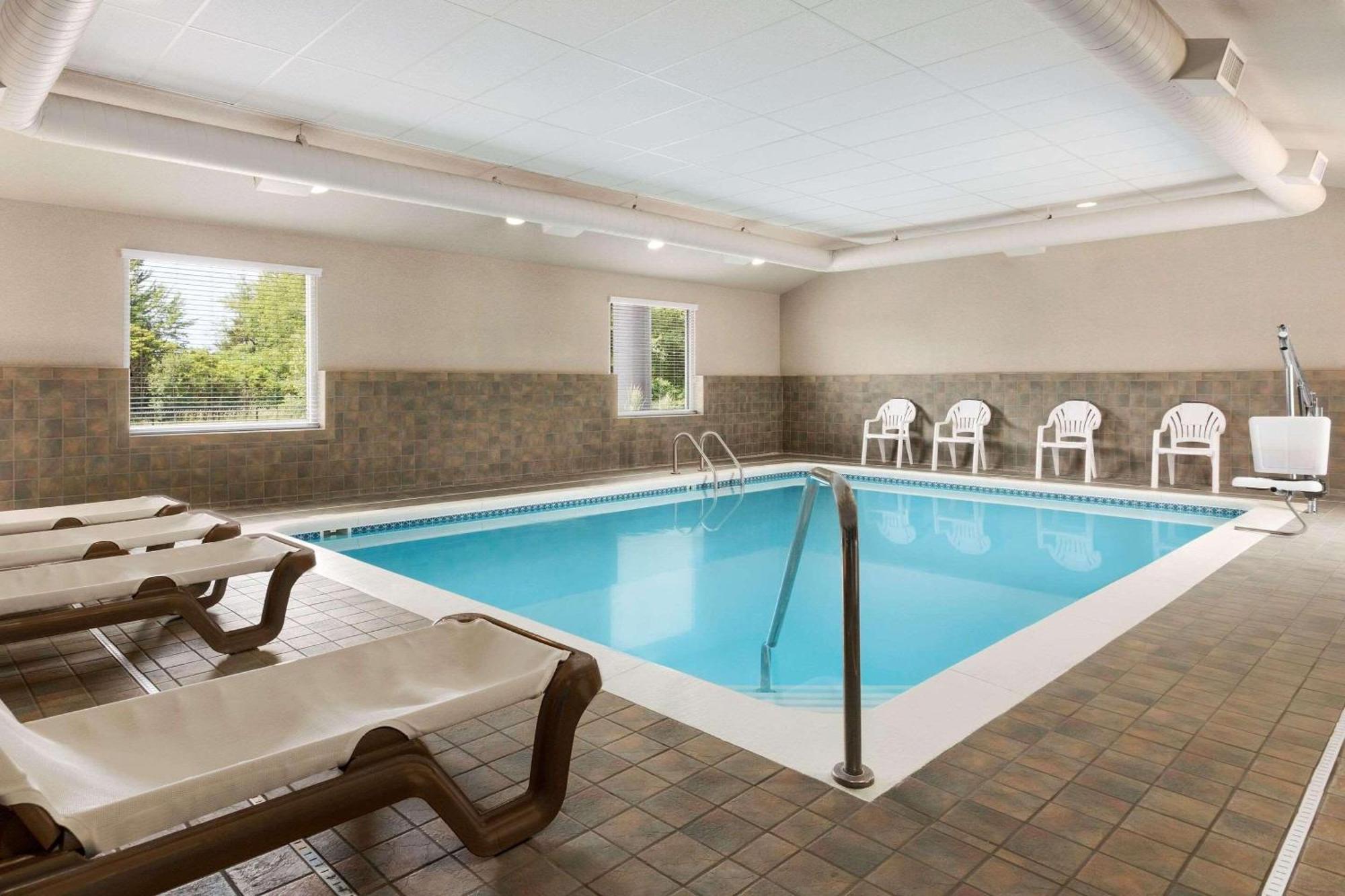 Country Inn & Suites By Radisson, Holland, Mi Exterior photo